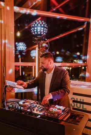 Enzo Aprile DJ & Pianist für Hochzeiten & Events.jpg