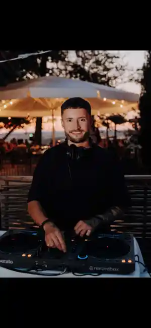 DJ FISCH3R- Euer DJ für Geburtstage, Feiern, Hochzeiten & Events.jpg