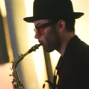 DJ mit Saxophon | Giannis Nicou für Hochzeiten & Events.jpg