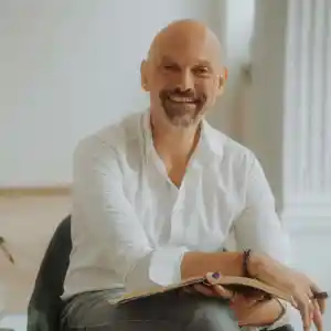 Dr. Rouven Schneider | Paartherapie & Beziehungsentfaltung.jpg