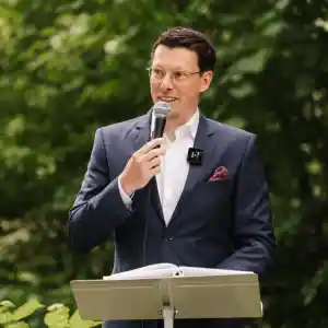 Freier Redner Frederik Struck.jpg