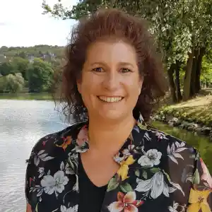 Freie Rednerin (IHK) Nadine Wallerath (Hochzeiten, Beerdigungen, Kinderwillkommensfeste).jpg