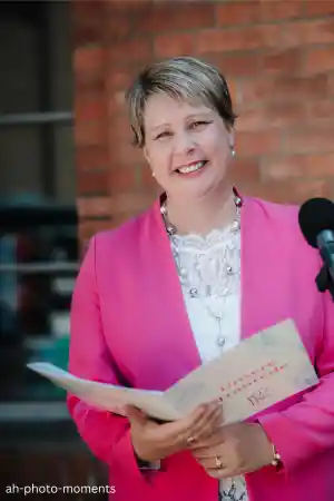 Romy Redet - Freie Traurednerin (IHK).jpg