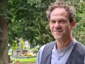 Stefan Fisahn / Trauerredner / freier Redner / Trauredner / Impro-Schauspieler.jpg