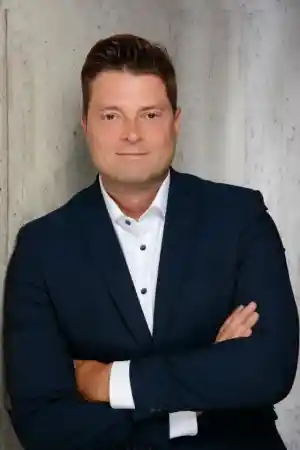 Christopher Grundei - Versicherungsvermittler im Hotelturm Augsburg.jpg