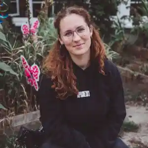 Amanda Kohls.jpg
