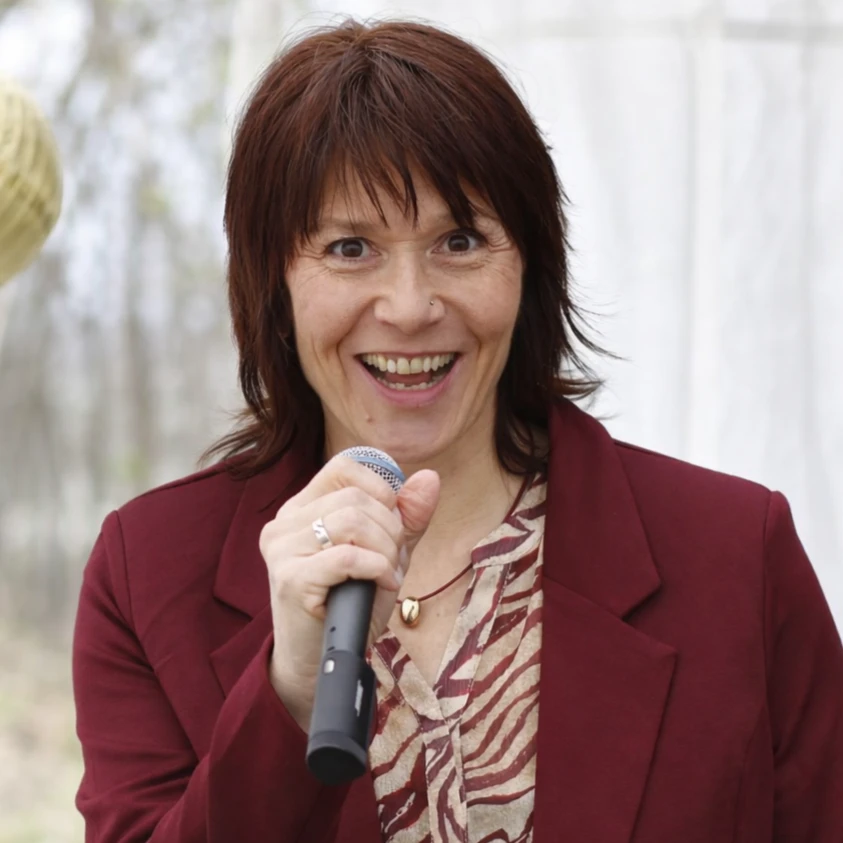 Kerstin Brand - Freie Rednerin (IHK) für Trauungen, Trauerfeiern, Tiertrauerfeiern und Kinderwillkommensfeste.jpg