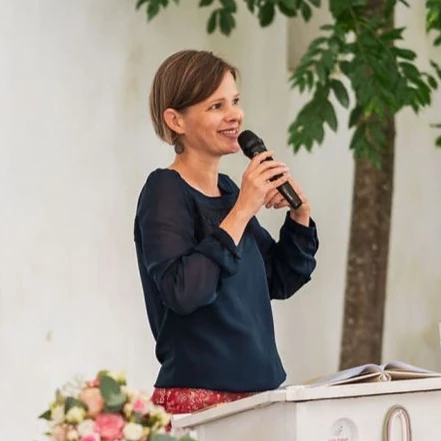 Jula traut - Freie Traurednerin Freiburg.jpg