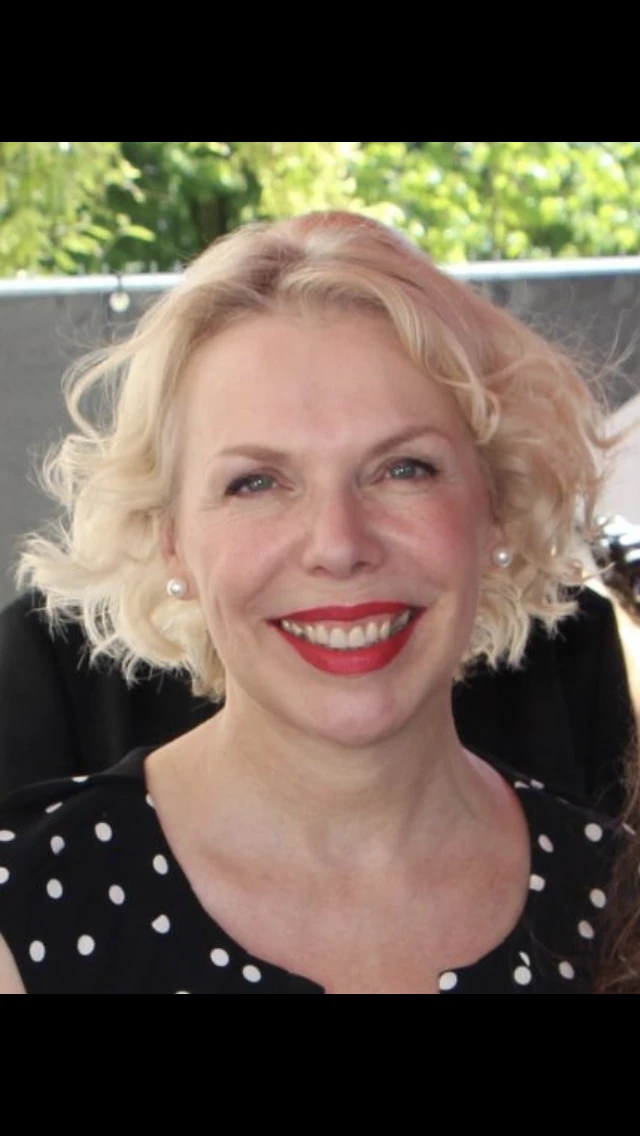 Freie Rednerin und Sängerin Sabine Heil.jpg