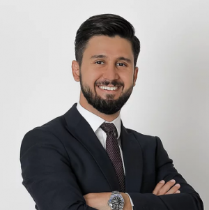 Yusuf Önder, selbstständiger Finanzberater für die Deutsche Bank PFK AG.jpg