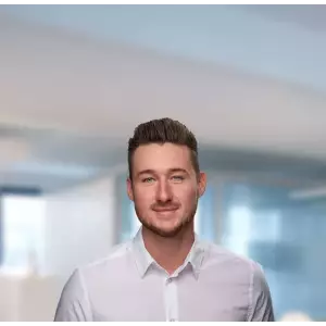 SIGNAL IDUNA Versicherung Simon Czernia.jpg