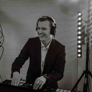 DJ Julian Engels / Hochzeits- & Event-DJ.jpg