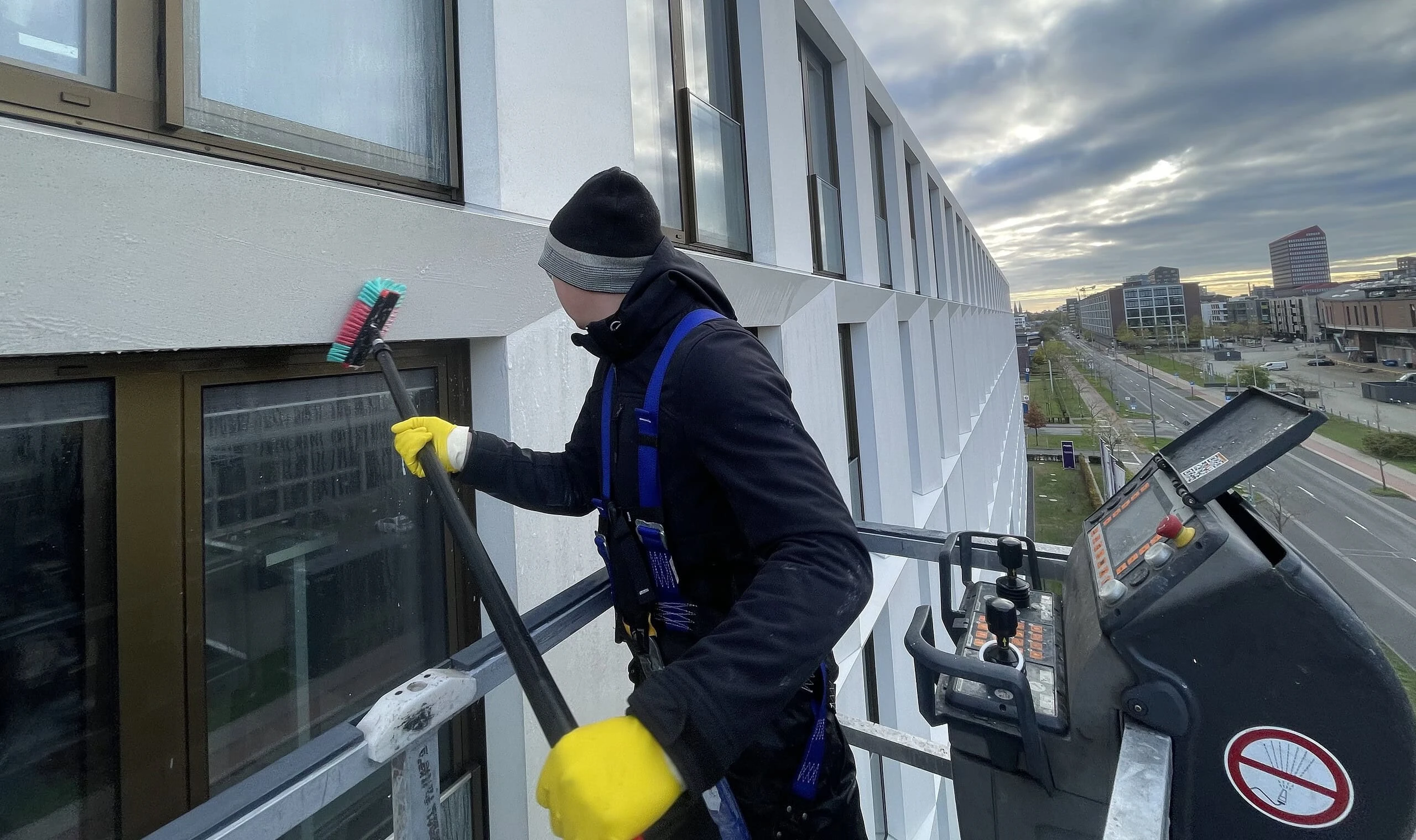 Schwarz Premium | Gebäudereinigung, Industriereinigung und Photovoltaikreinigung.jpg